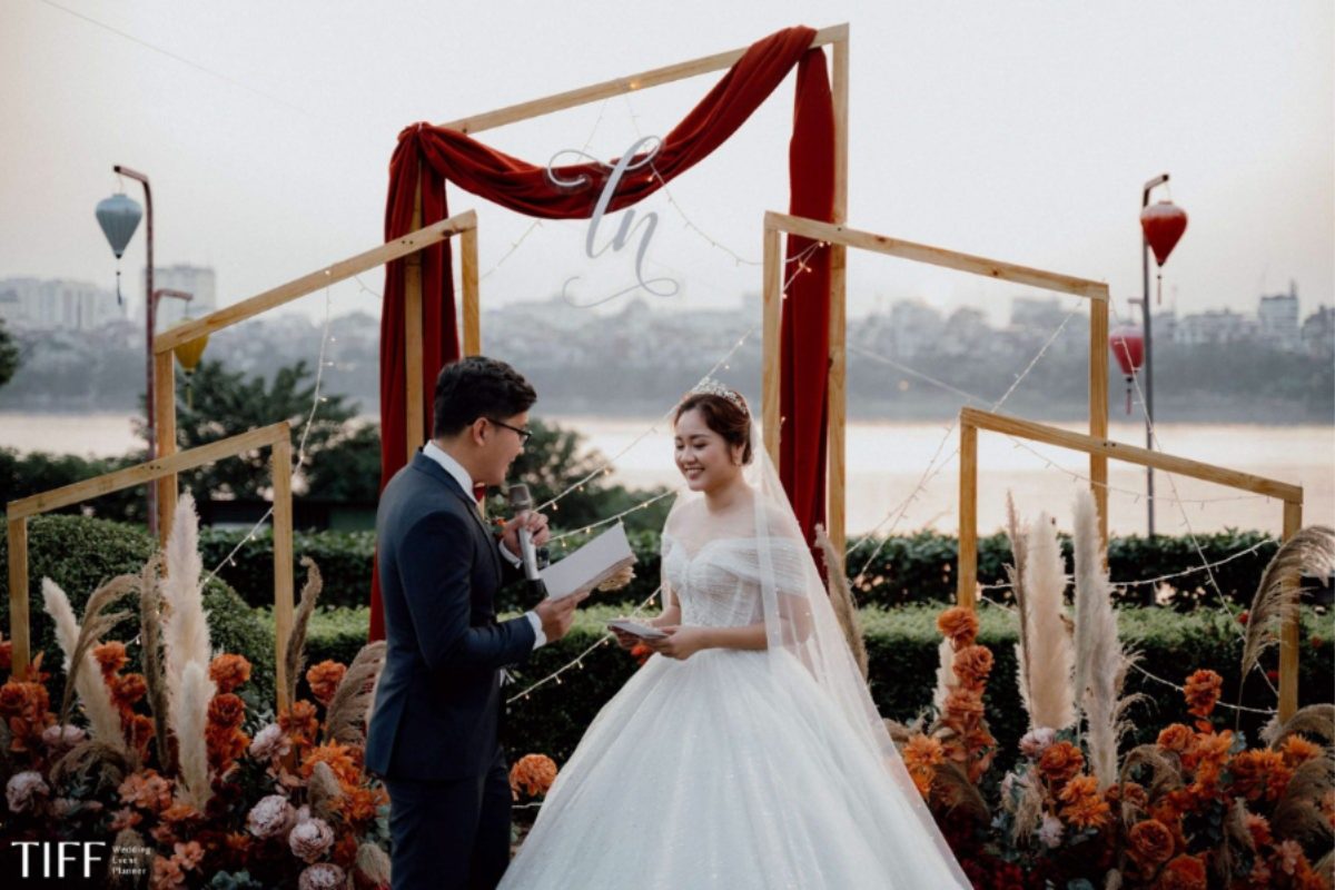 Không gian cưới ven sông thoáng đãng tại Nắng Sông Hồng. (Ảnh: TIFF.vn) 