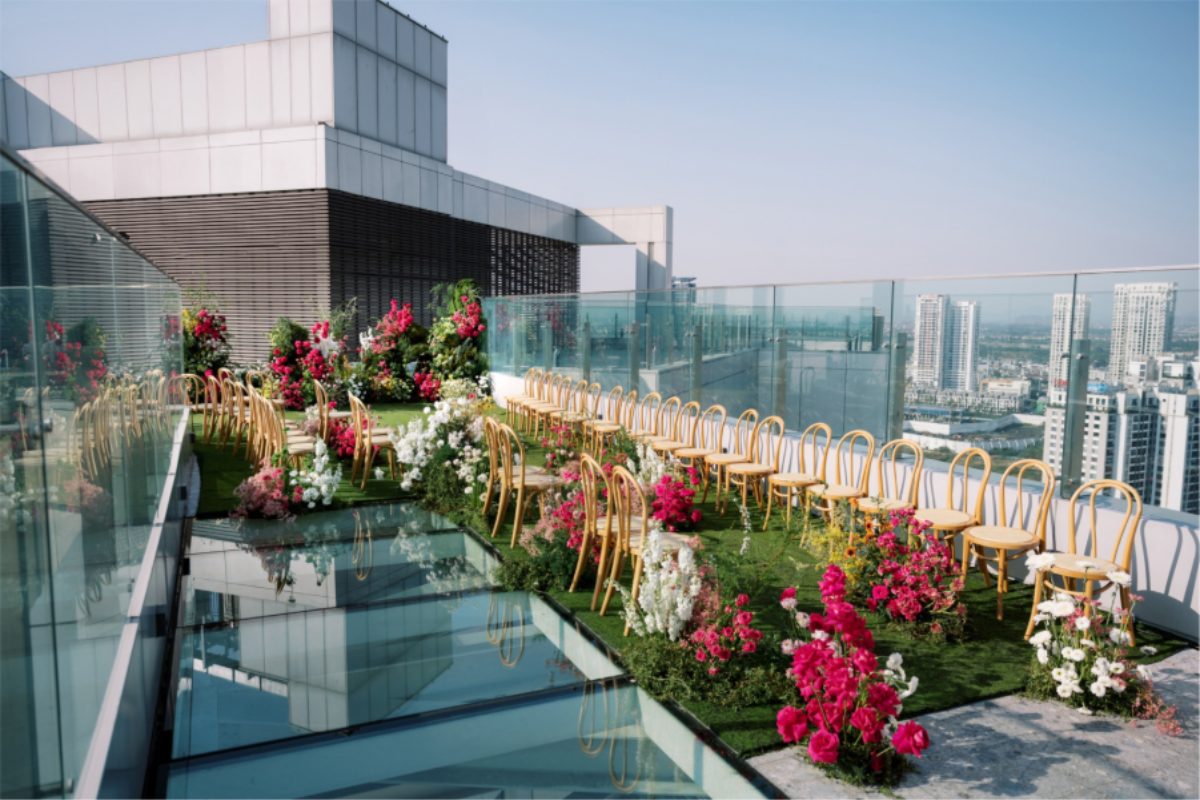 Khu vực Sky Bridge tầng 23 tại Lotte L7 Westlake, nơi tổ chức lễ vows ngoài trời với sàn kính và view Hồ Tây toàn cảnh. (Ảnh: Sưu tầm) 