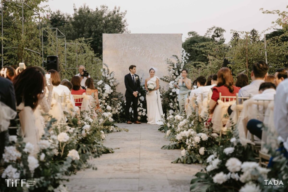 Khu vực ngoài trời tại JW Marriott Hanoi, không gian tiệc cưới bên trời xanh và ánh sáng tự nhiên. (Ảnh: TIFF.vn) 