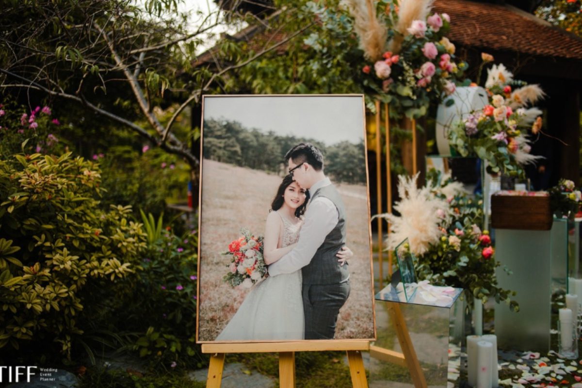 Tiệc cưới ngoài trời tại Nhà hàng Softwater với setup bàn tiệc sang trọng phù hợp trang trí concept cưới hiện đại. (Ảnh: Sưu tầm)