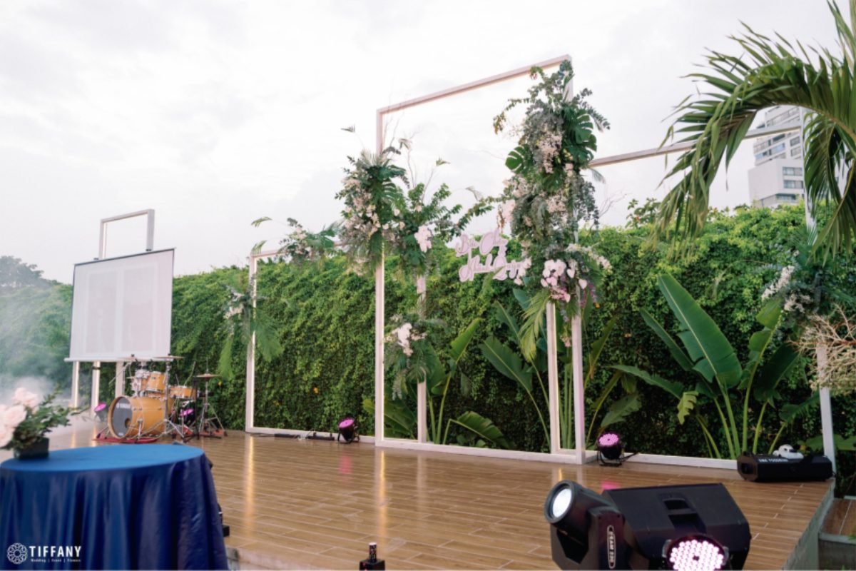 Không gian tiệc cưới ngoài trời tại Trung tâm tổ chức sự kiện Saigon South Marina Club buổi hoàng hôn. (Ảnh: TIFF.vn)