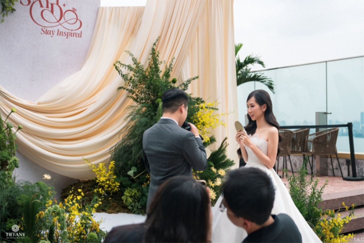 Không gian tiệc cưới sang trọng và khu vực vows ven hồ Tây tại Lotte L7 Westlake (Ảnh: TIFF.vn) 