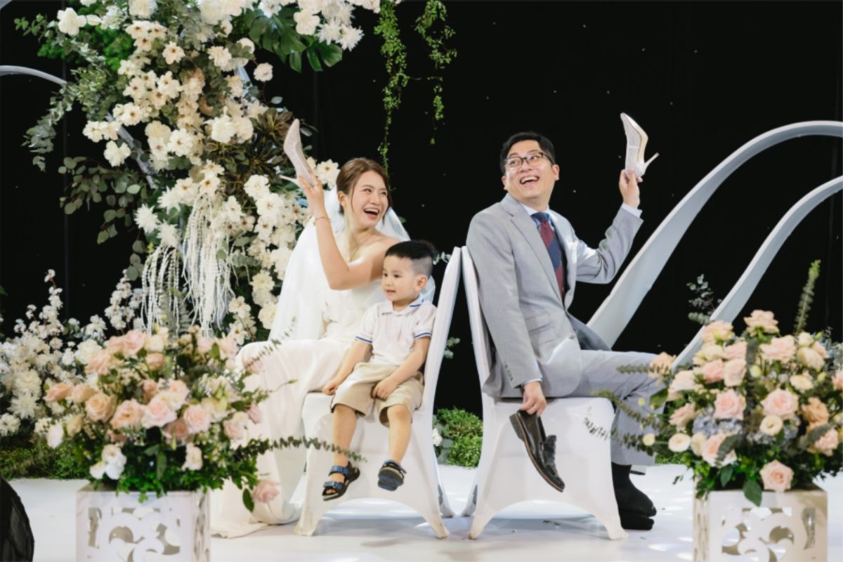 Không gian tiệc cưới sang trọng tại Elegant Suites Westlake với setup bàn tiệc và sân vườn lãng mạn (Ảnh: TIFF.vn)