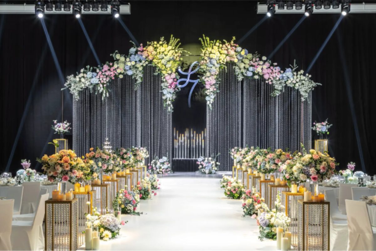 Ballroom hiện đại tại Lotte L7 Westlake, được trang trí với ánh sáng ấm áp và sân khấu sang trọng. (Ảnh: Sưu tầm) 