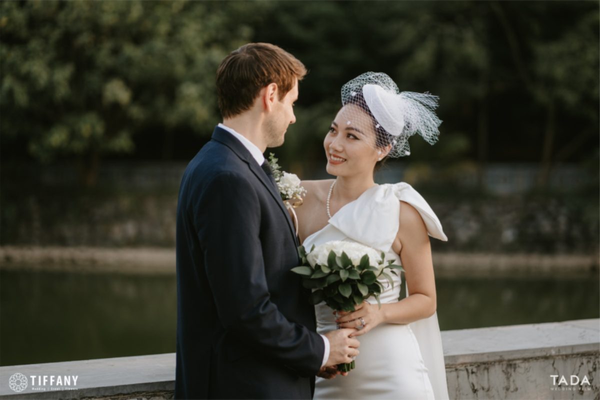 Cầu đá tại JW Marriott Hanoi, không gian ngoài trời lãng mạn và độc đáo cho lễ cưới. (Ảnh: Sưu tầm) 