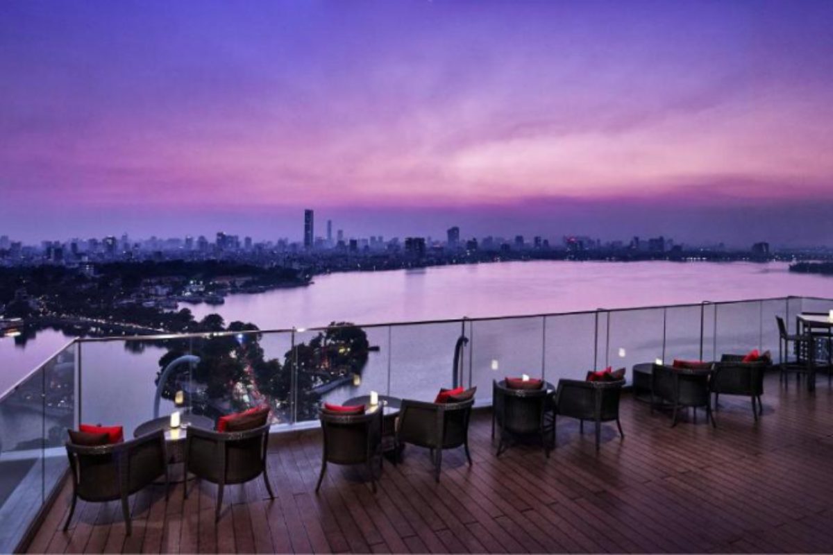 The Summit Bar trên tầng 20 của Pan Pacific Hanoi là lựa chọn hoàn hảo cho những buổi tiệc cocktail và tiệc đứng đầy phong cách. (Ảnh: Sưu tầm)