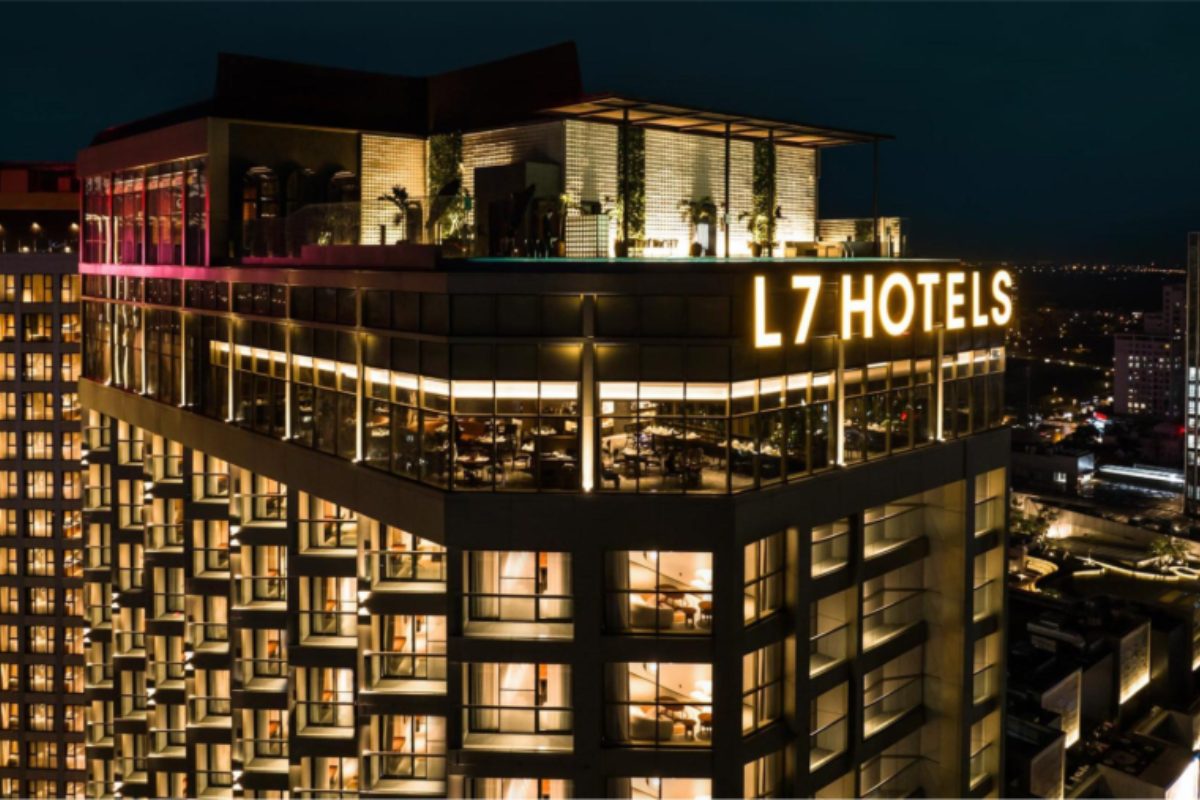 Toàn cảnh khách sạn Lotte L7 Westlake bên Hồ Tây với kiến trúc hiện đại, view hồ rộng mở. (Ảnh: Sưu tầm) 