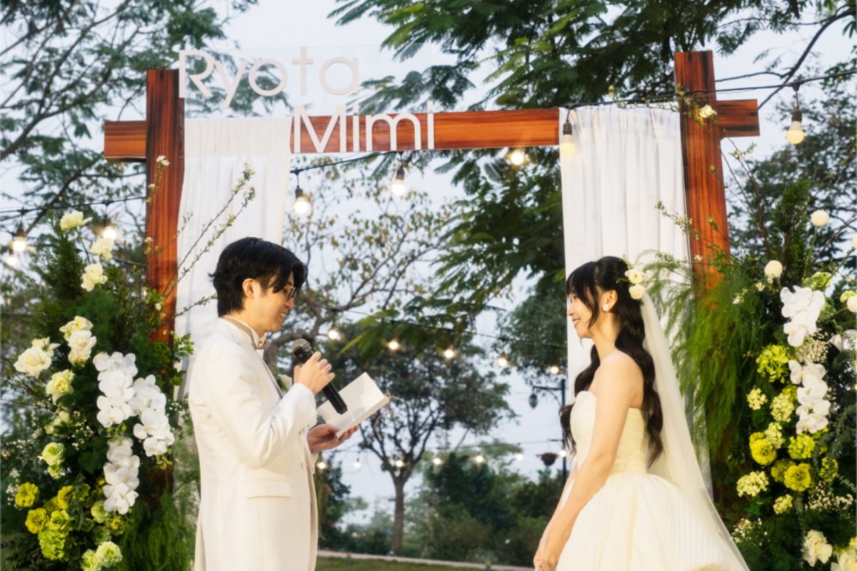 Sân cỏ ngoài trời tại JW Marriott Hanoi, lý tưởng cho các lễ cưới ngoài trời với không gian xanh mát và tầm nhìn tuyệt đẹp. (Ảnh: Sưu tầm) 