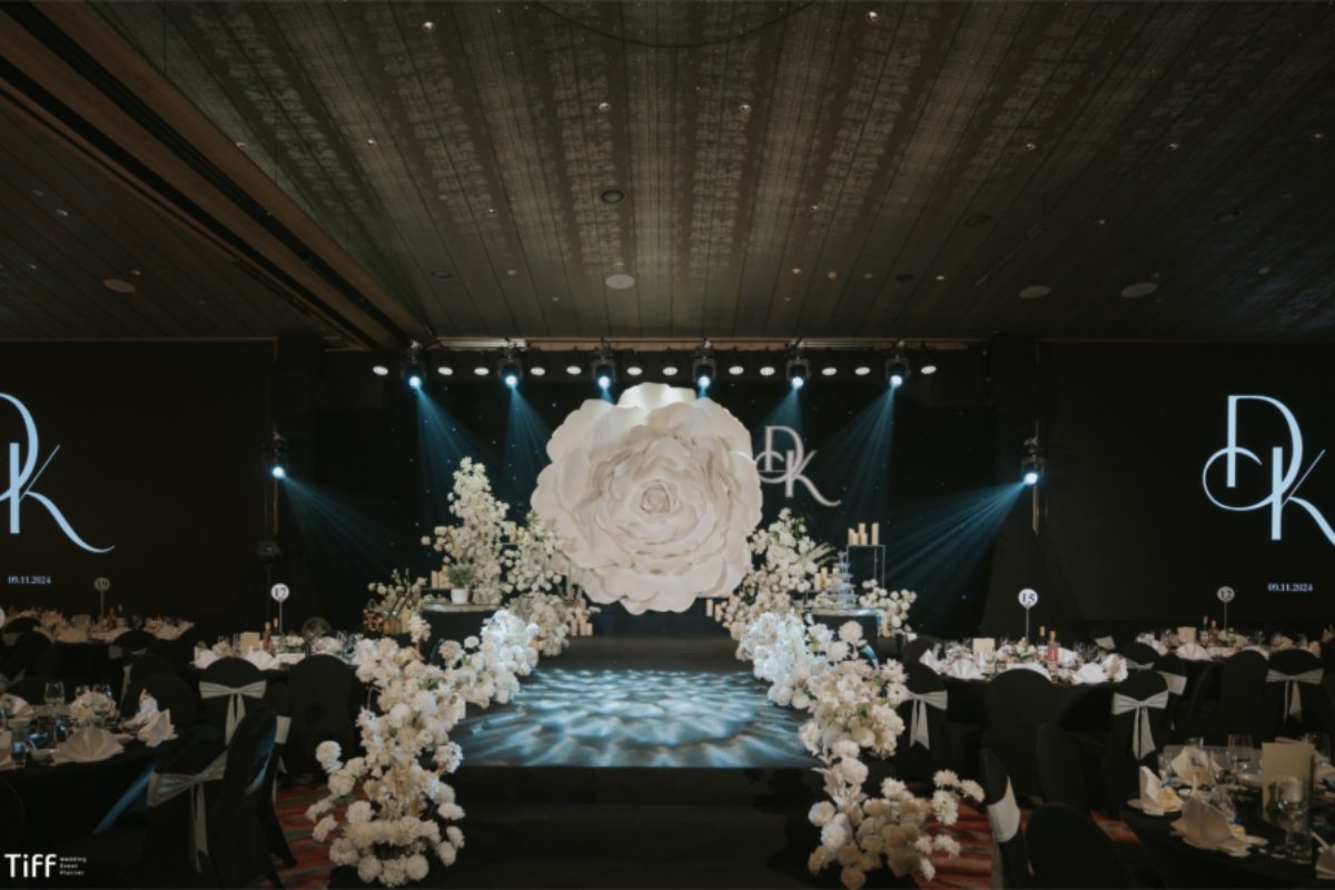 Phòng tiệc lớn tại tầng 2 của Pan Pacific Hanoi với thiết kế trần gương độc đáo và đèn chùm pha lê, tạo không gian sang trọng cho tiệc cưới. (Ảnh: TIFF.vn)