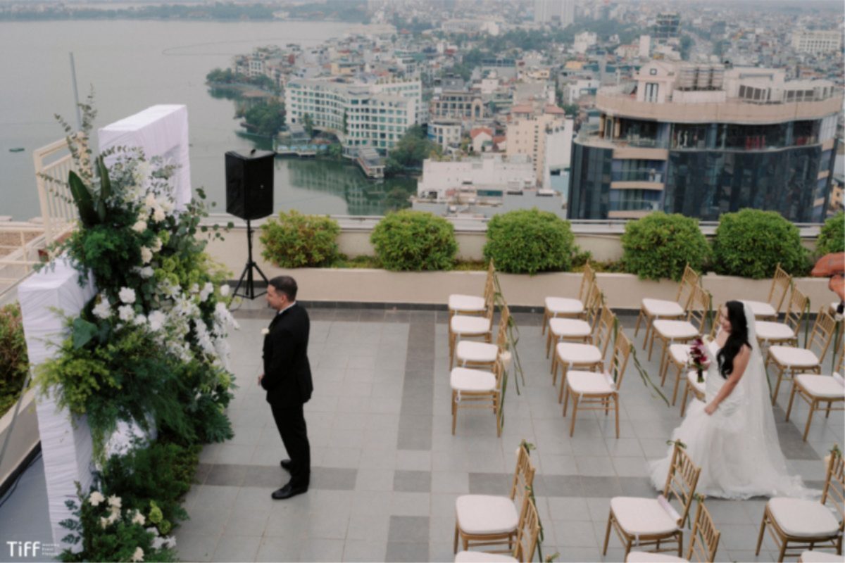 Lễ cưới ngoài trời tại Pan Pacific Hanoi với tầm nhìn đẹp, không gian đón khách lãng mạn. (Ảnh: TIFF.vn)