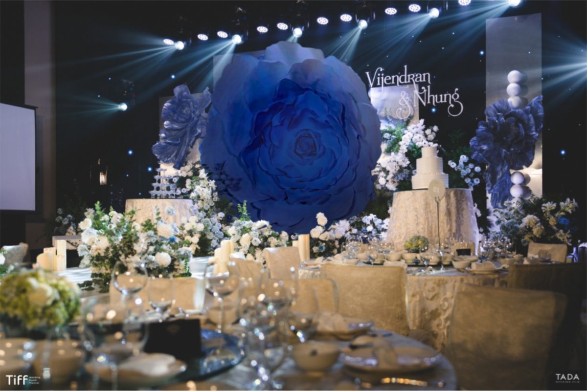 Grand Ballroom tại JW Marriott Hanoi với trần cao và ánh sáng lộng lẫy, phù hợp cho tiệc cưới quy mô lớn. (Ảnh: Sưu tầm) 