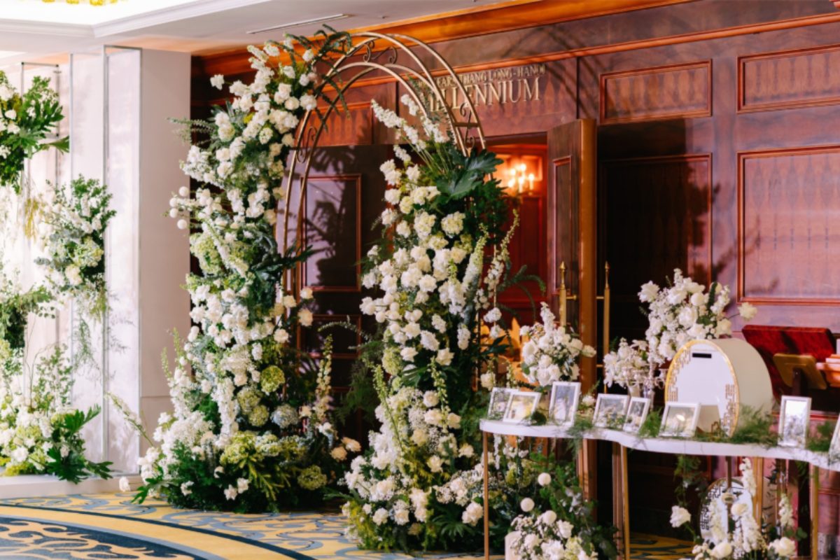 Không gian đón khách lễ cưới Grand Plaza Hanoi với décor hoa trắng – xanh nhẹ nhàng (Ảnh: Sưu tầm) 