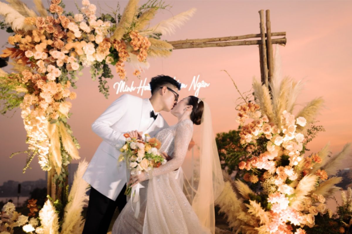 Kinh nghiệm đặt tiệc cưới tại Thung Lũng Hoa Hồ Tây: chuẩn bị, check menu và phương án dự phòng tiệc ngoài trời. (Ảnh: Sưu tầm)