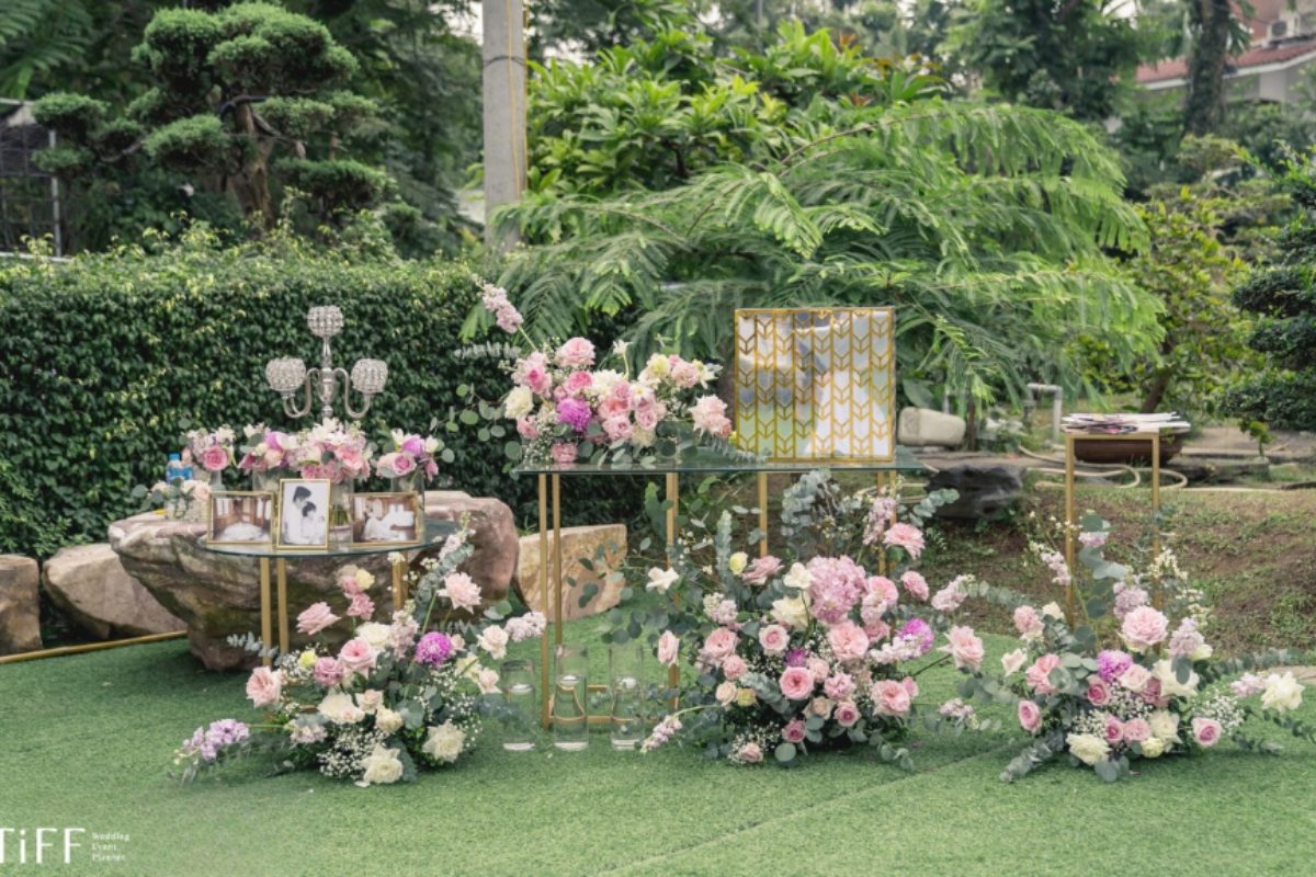 Bàn gallery rực rỡ hoa tươi, điểm nhấn tinh tế cho tiệc cưới ngoài trời tại Nhà hàng Softwater. (Ảnh: TIFF.vn)