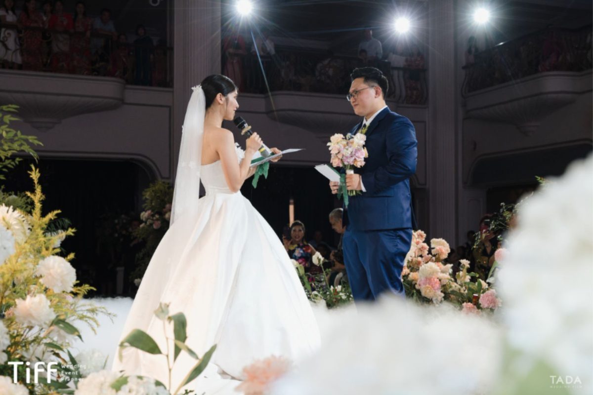 Cô dâu và chú rể phát biểu trong tiệc cưới tại nhà hàng, không khí trang trọng và ấm cúng. (Ảnh: TIFF.vn)