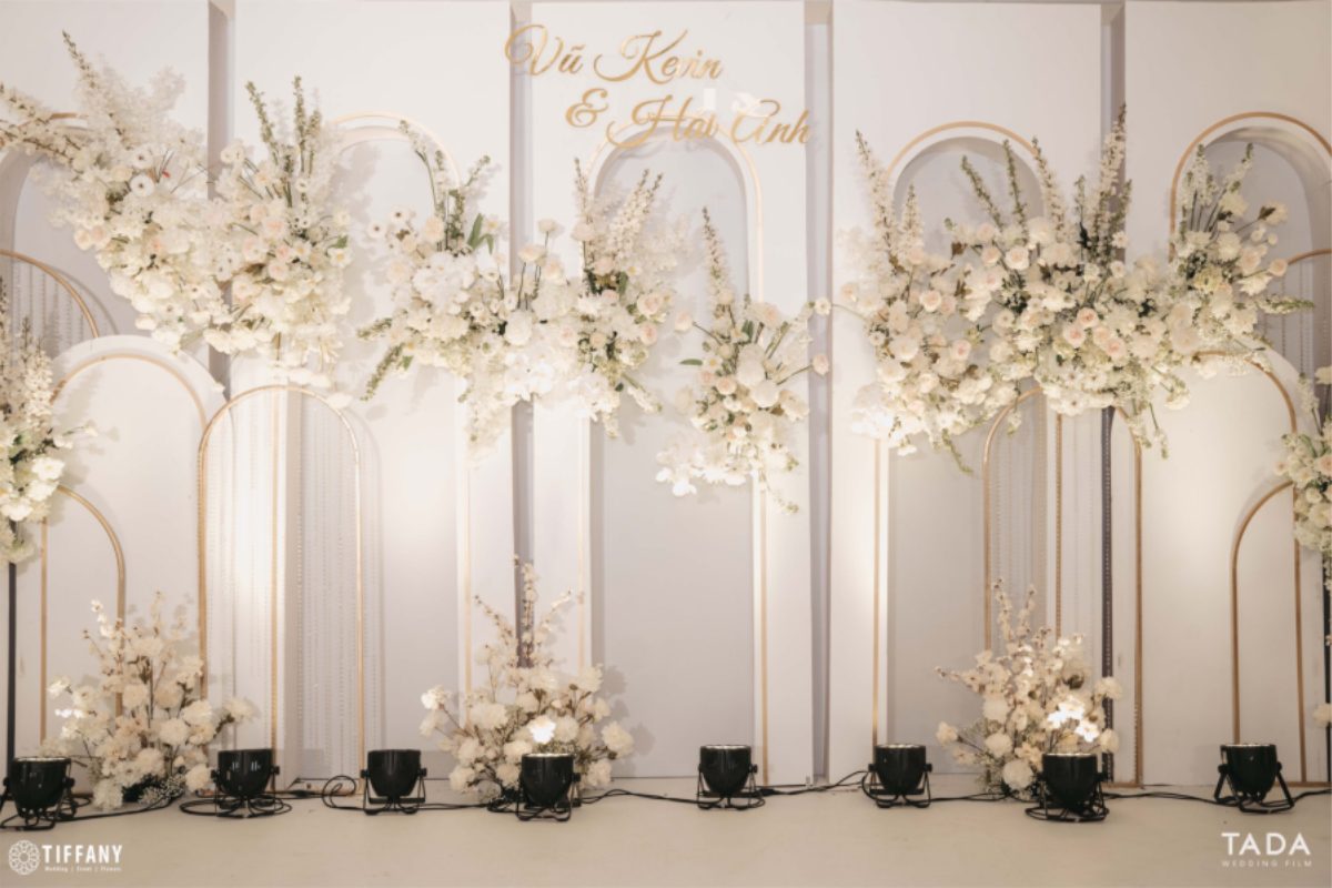 Backdrop tại khu vực đón khách của Trung tâm Hội nghị Quốc gia, với thiết kế sang trọng và đẳng cấp, tạo ấn tượng ngay từ cái nhìn đầu tiên. (Ảnh: TIFF.vn)