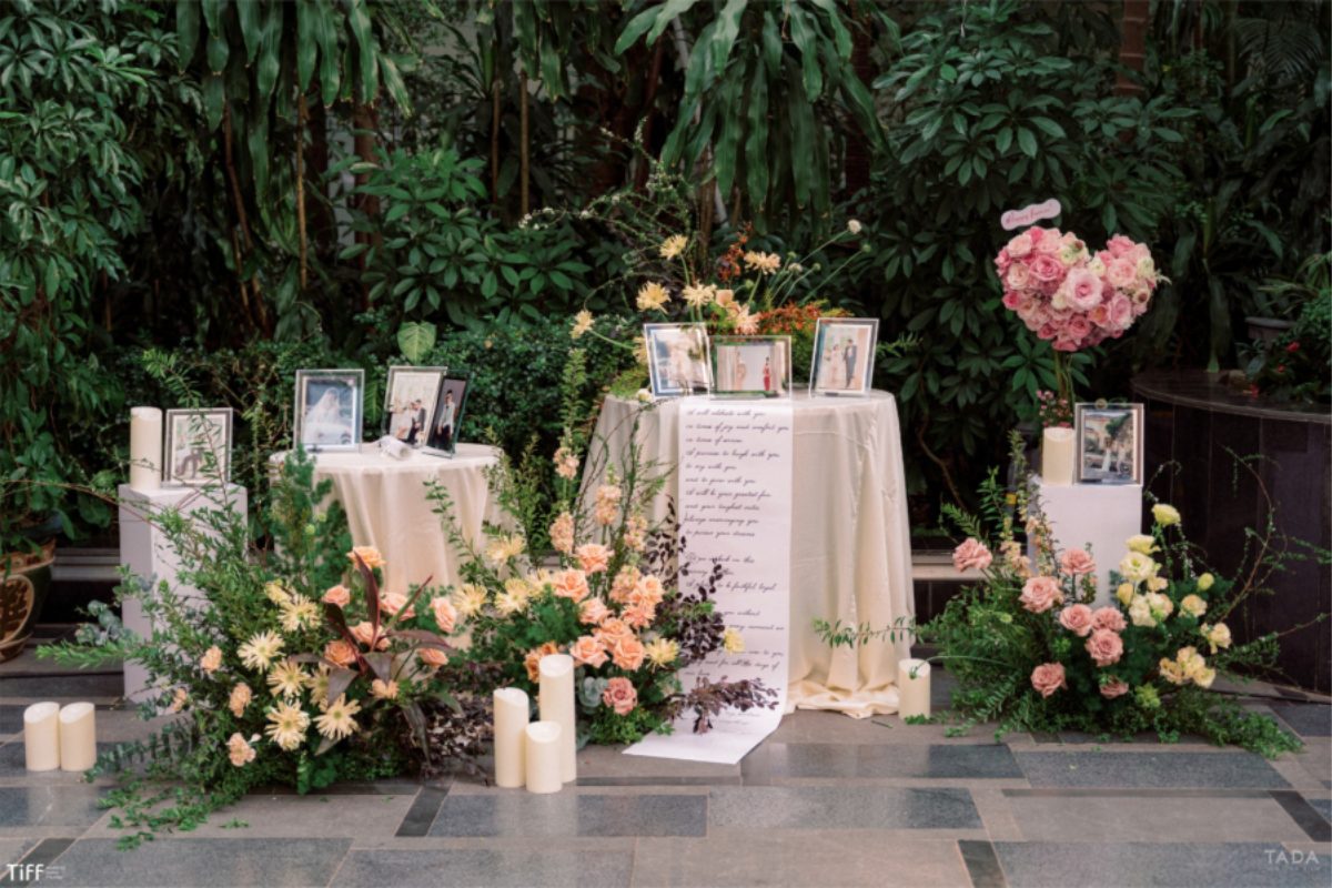 Trang trí lối đi sân khấu tiệc cưới tại Sheraton Hanoi West với cụm hoa và đèn lung linh. (Ảnh: TIFF.vn) 