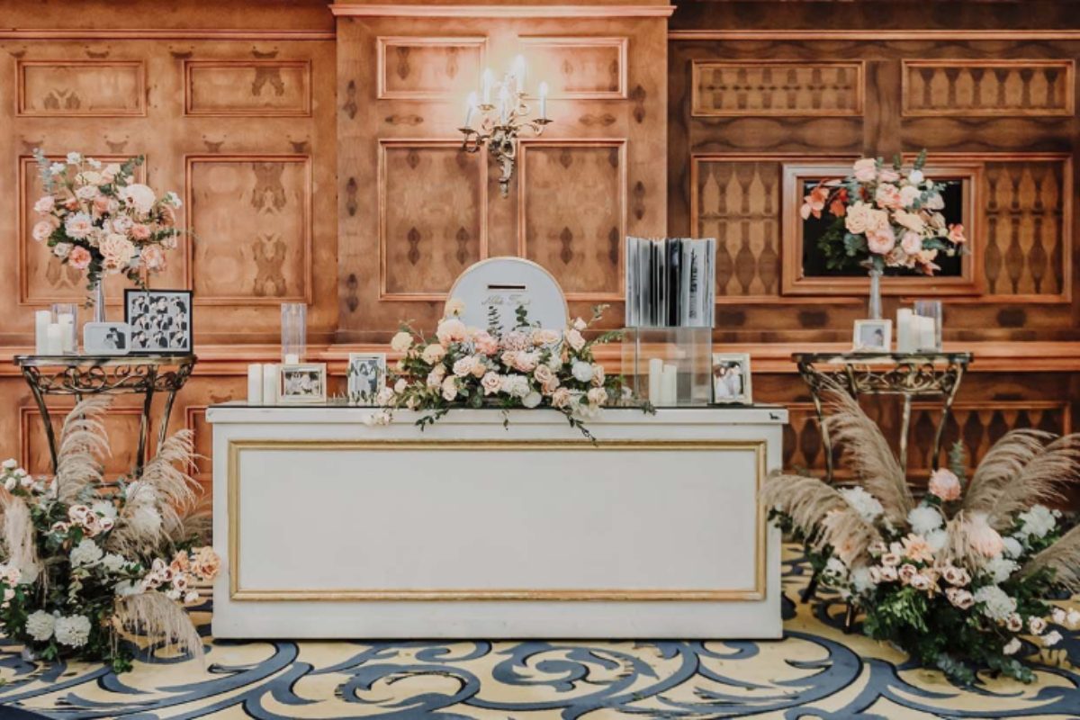 Bàn gallery cưới phong cách hiện đại pha chút cổ điển tại Grand Plaza Hanoi, trang trí nến và hoa (Ảnh: Sưu tầm) 