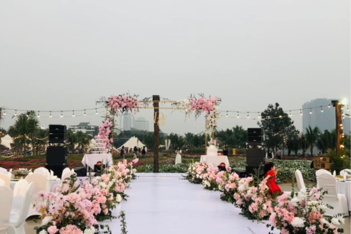 Concept tiệc cưới tone hoa hồng - trắng trên nền thiên nhiên thoáng đãng. (Ảnh: Sưu tầm)