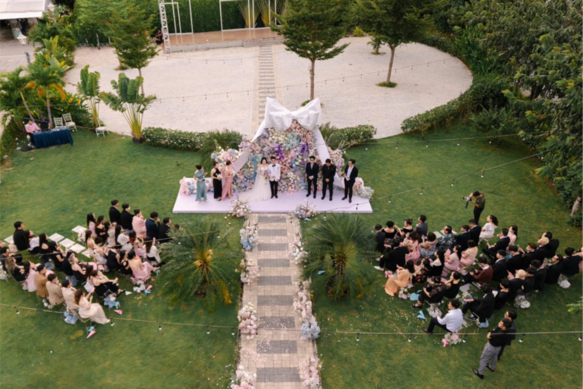 Cổng cưới vòng nơ lớn màu trắng tối giản tại Saigon South Marina Club với hoa tươi tinh tế. (Ảnh: Sưu tầm)