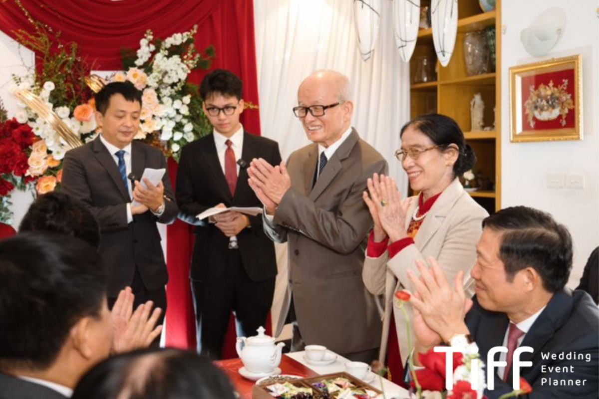 Hai gia đình thảo luận về ngày ăn hỏi – ngày cưới trong buổi dạm ngõ. (Ảnh: TIFF.vn) 