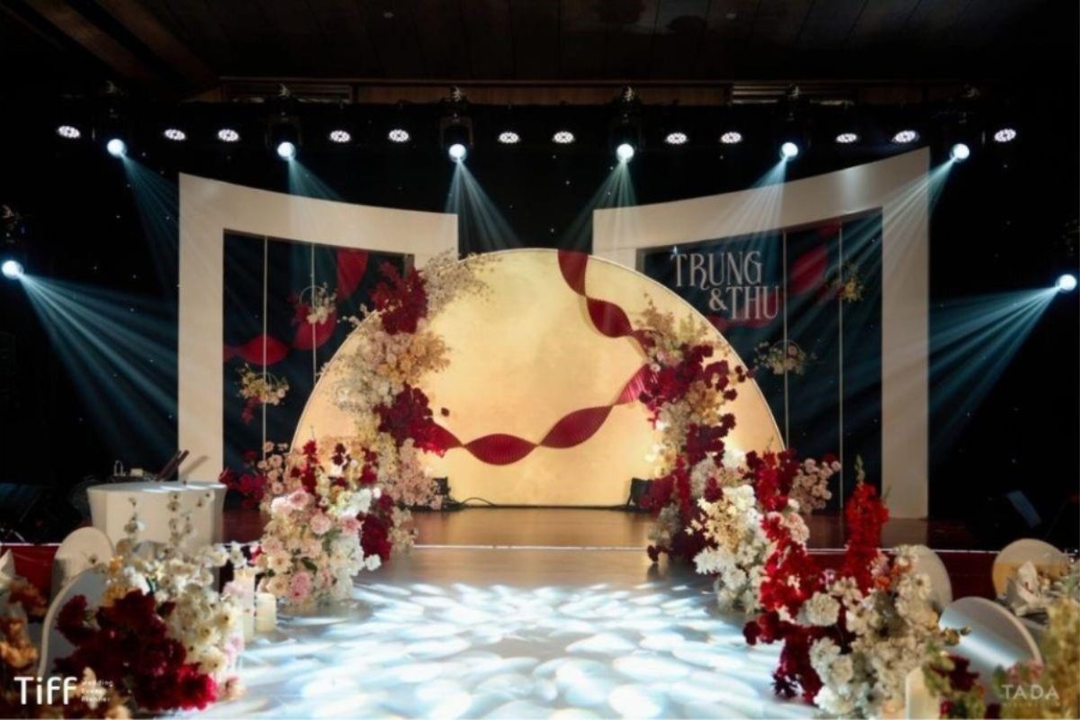 Backdrop trau chuốt, hiện đại, tạo điểm nhấn thu hút (Ảnh: TIFF)