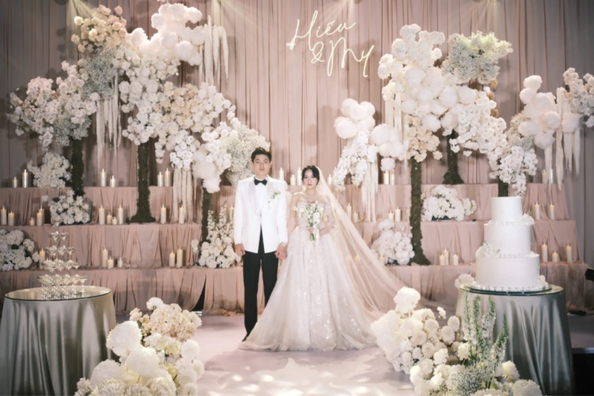 Trang trí ballroom tại Lotte L7 Westlake phong cách tối giản và hiện đại, sử dụng hoa tươi trắng và ánh sáng vàng nhẹ tạo không khí sang trọng. (Ảnh: Sưu tầm) 