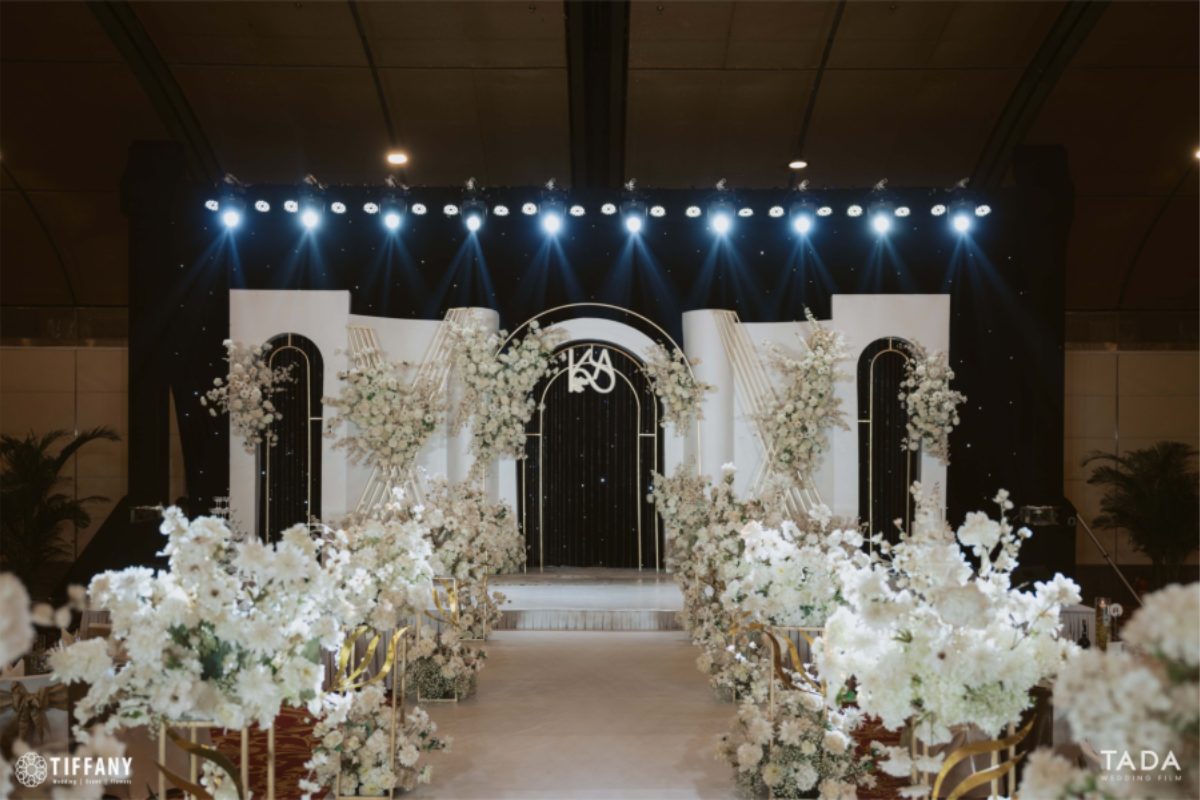Backdrop lễ cưới hiện đại tại Trung tâm Hội Nghị Quốc Gia với hoa tươi tone trắng – vàng. (Ảnh: TIFF.vn)