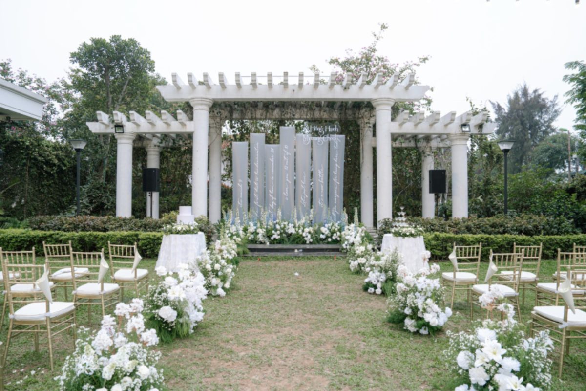 Không gian tiệc cưới ngoài trời tại Elegant Suites Westlake được thiết kế hài hòa giữa thiên nhiên và phong cách châu Âu tinh tế. (Ảnh: TIFF.vn)