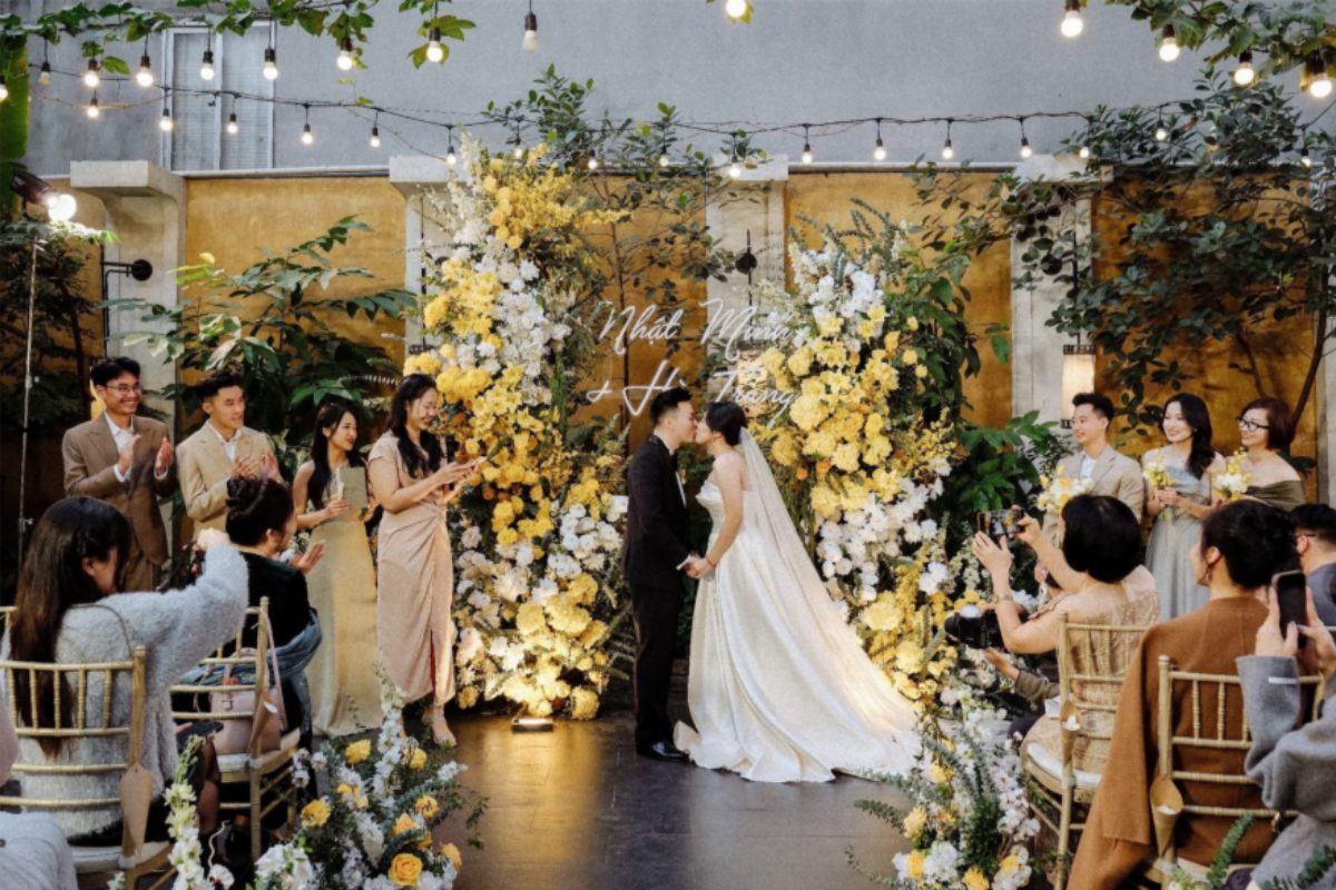 Lối đi tiệc cưới lãng mạn với hoa và ánh sáng dịu, tạo điểm nhấn ấm cúng. (Ảnh: Sưu tầm) 