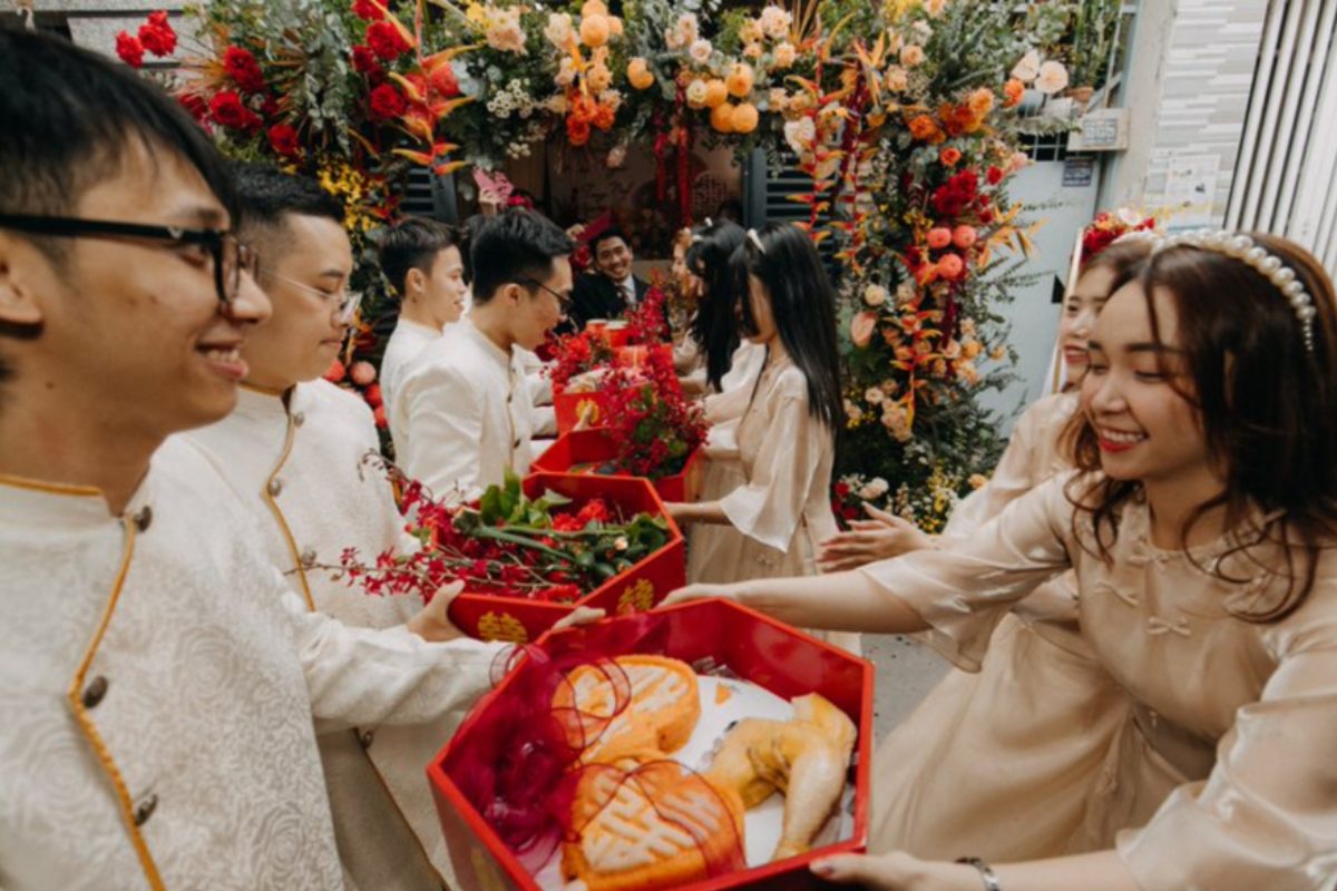 Nghi thức trao – nhận lễ dạm ngõ giữa hai gia đình miền Bắc. (Ảnh: TIFF.vn) 