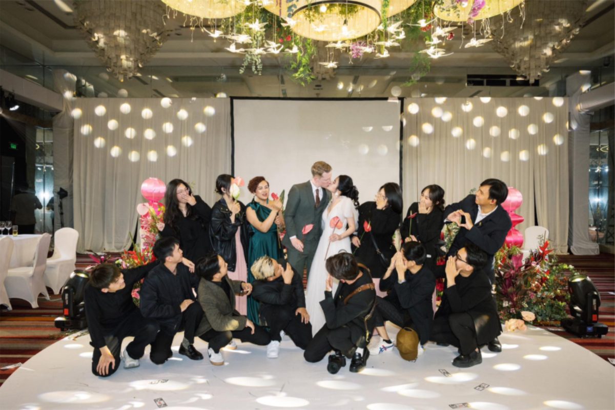 Phòng tiệc cưới được trang trí sang trọng với ánh sáng ấm áp và hoa tươi mềm mại. (Ảnh: Sưu tầm)