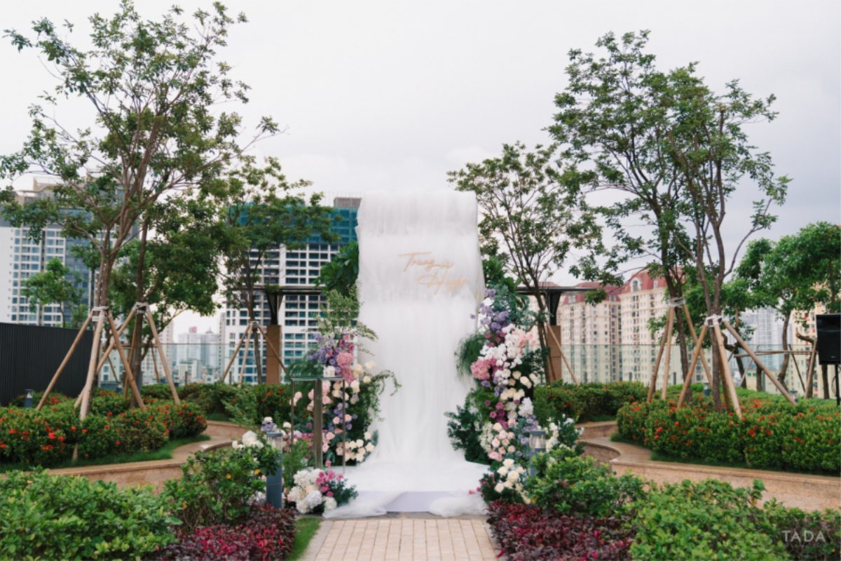 Lối dẫn vào lễ cưới mang vẻ đẹp tối giản, thanh lịch. (Ảnh: Sưu tầm) 