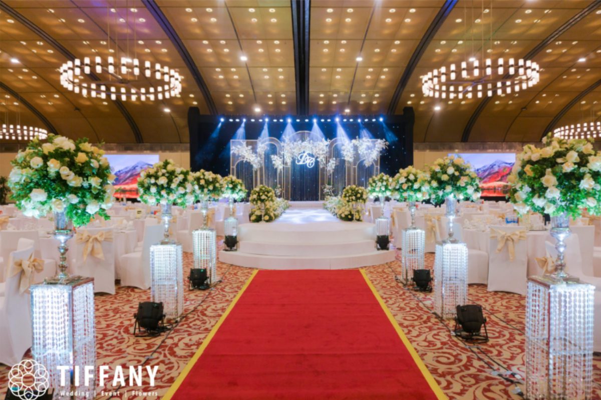 Lối dẫn vào tiệc cưới tại NCC với thảm đỏ và cụm hoa tươi tinh tế. (Ảnh: TIFF.vn)