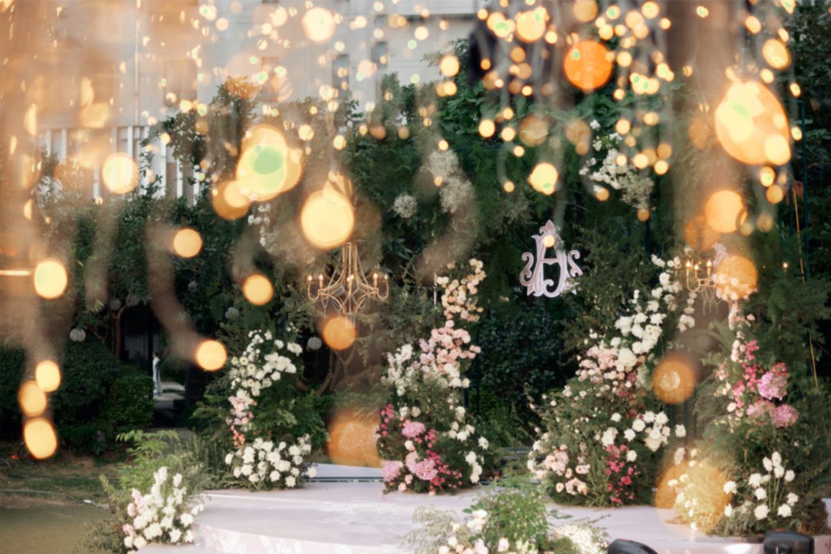 Thiết kế sân khấu cưới tinh tế, tone trắng – hồng.(Ảnh: Sưu tầm)