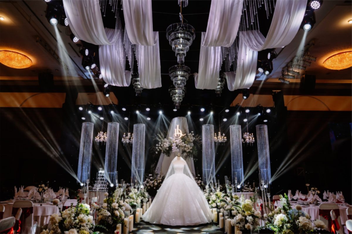 Không gian ballroom Grand Plaza Hanoi trang trí hoa cao cấp và ánh sáng ấm áp (Ảnh: Sưu tầm) 
