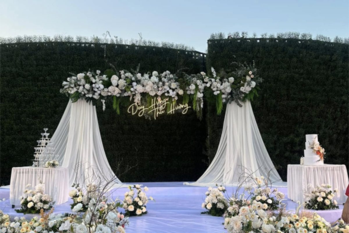Tiệc cưới ngoài trời với lối đi hoa tươi trắng tinh tế. (Ảnh: Sưu tầm)
