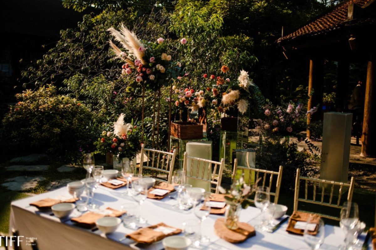 Bàn tiệc cổ điển với chi tiết ánh kim vàng và ánh sáng ngoài trời tại Softwater. (Ảnh: TIFF.vn) 