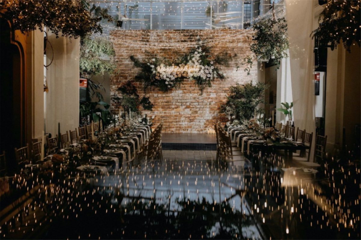 Bàn tiệc tối nghệ thuật với ánh đèn lấp lánh. (Ảnh: Sưu tầm) 