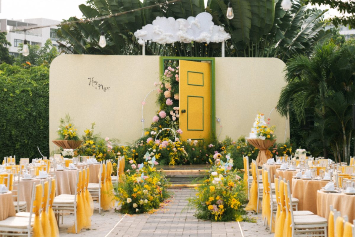 Lễ cưới ngoài trời tại Saigon South Marina Club với backdrop hoa pastel lãng mạn. (Ảnh: Sưu tầm)