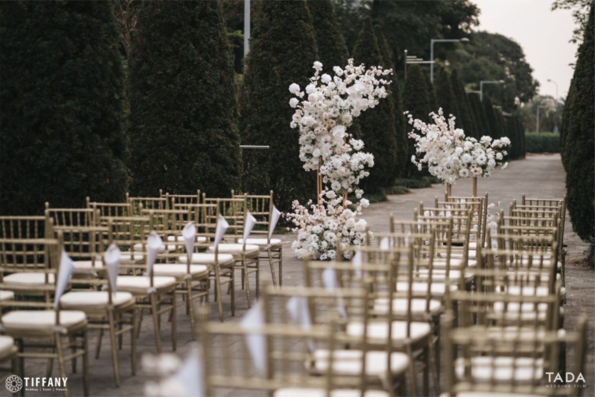 Không gian ngoài trời tinh tế, điểm xuyết bởi những đóa hoa trắng thanh khiết, tạo cảm giác nhẹ nhàng và sang trọng. (Ảnh: TIFF.vn)