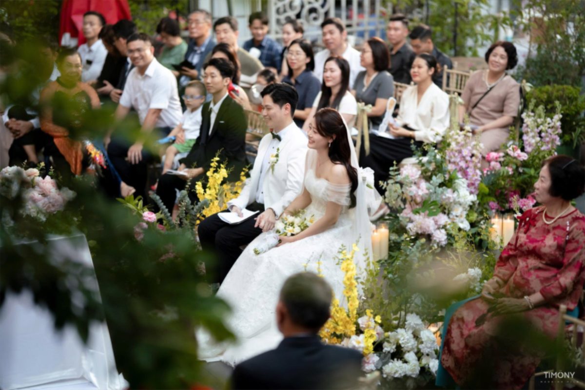 Không gian lễ cưới ngoài trời với foliage xanh và ánh sáng tự nhiên tại Dinh Restaurant. (Ảnh: Sưu tầm) 