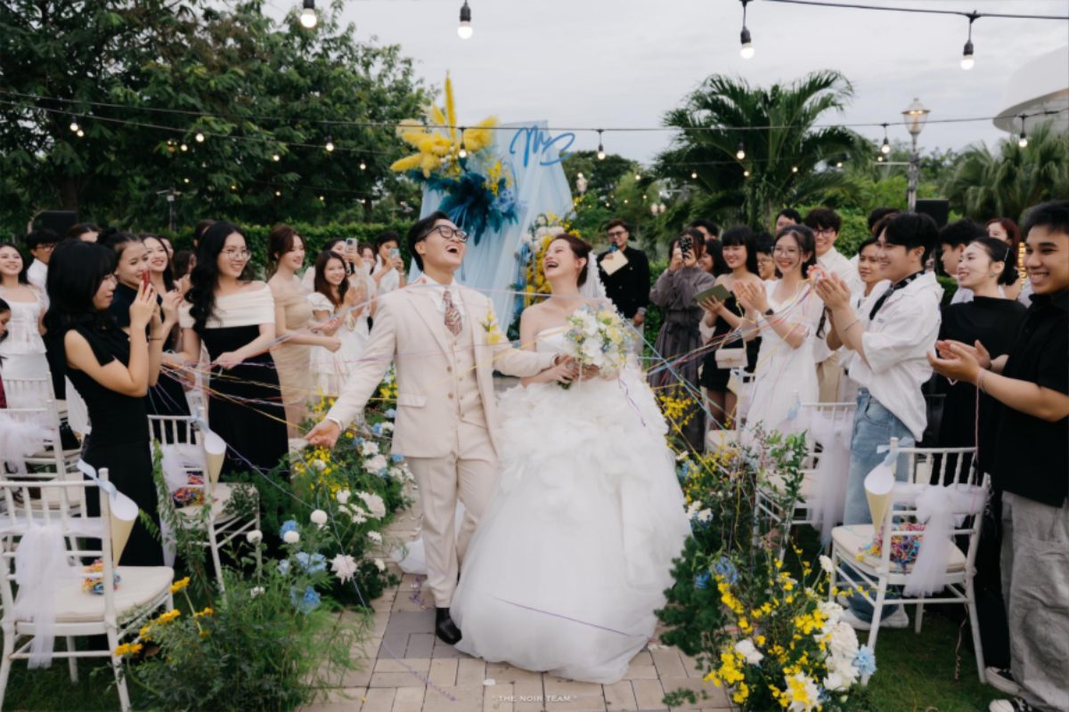 Sân khấu tiệc cưới tone trắng – vàng tại Saigon South Marina Club với thiết kế hiện đại và ánh đèn sang trọng. (Ảnh: Sưu tầm)