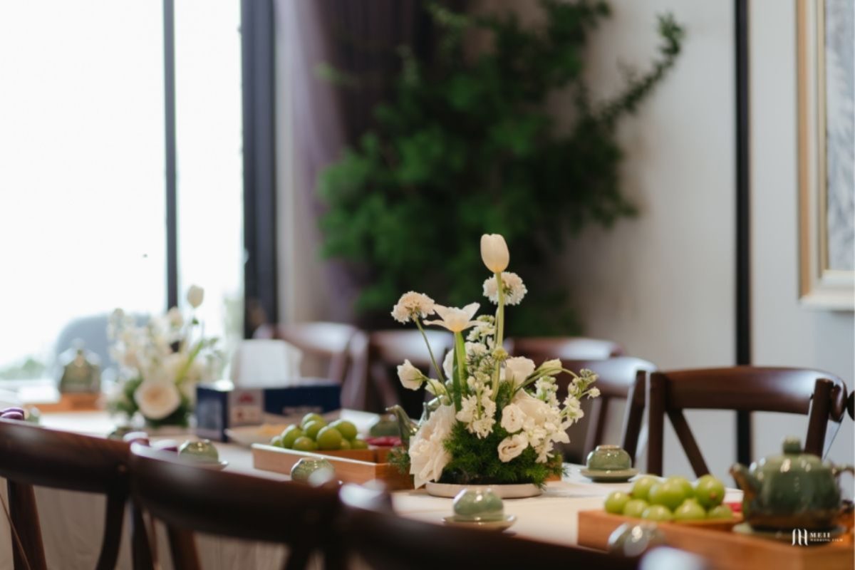 Không gian dạm ngõ trang trí nhẹ nhàng với bàn trà, hoa tươi và backdrop nhỏ. (Ảnh: TIFF.vn) 