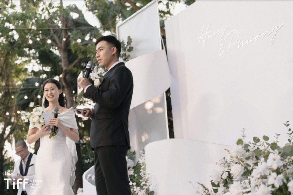 Cô dâu chú rể phát biểu trong tiệc cưới tại nhà hàng, không khí ấm cúng và sang trọng. (Ảnh: TIFF.vn)