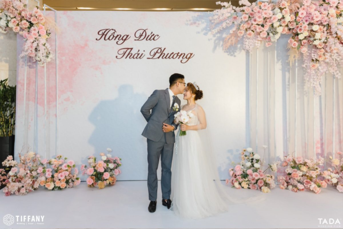 Backdrop chụp hình trong sảnh cưới JW Marriott Hanoi được trang trí theo phong cách nhẹ nhàng. (Ảnh: TIFF.vn) 