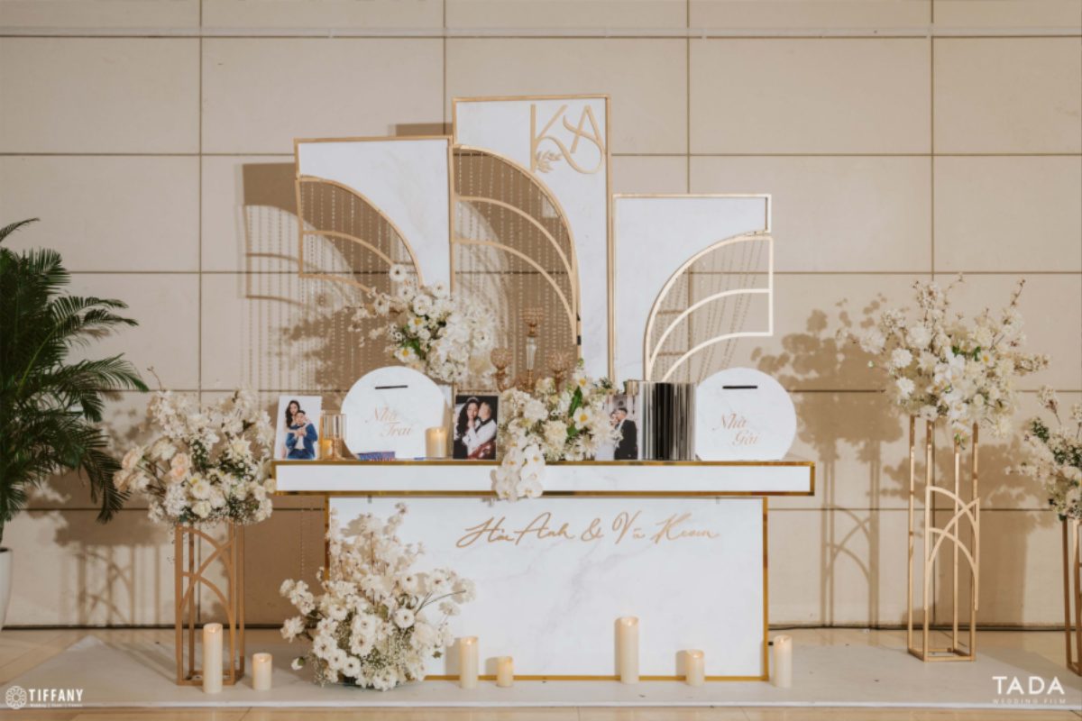 Bàn gallery phong cách hiện đại, được trang trí với sắc hoa vàng – trắng tinh tế, mang đến vẻ đẹp sang trọng và tươi sáng. (Ảnh: TIFF.vn)