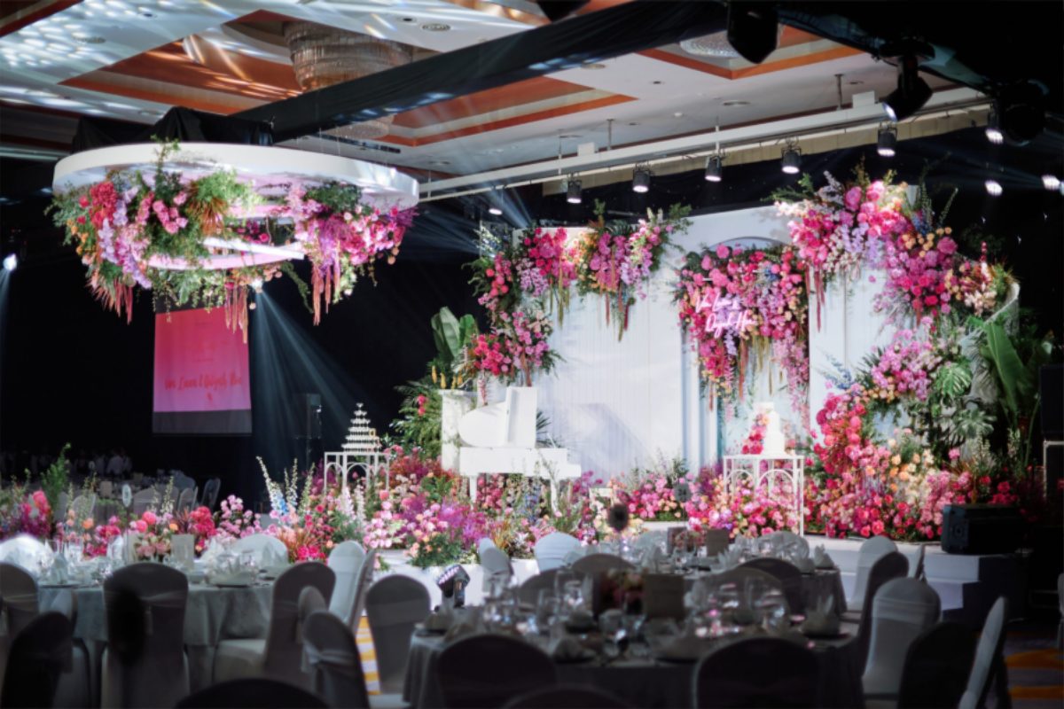 Không gian lễ cưới đẳng cấp tại Landmark 72 với backdrop hoa tươi nghệ thuật.(Ảnh: Sưu tầm)
