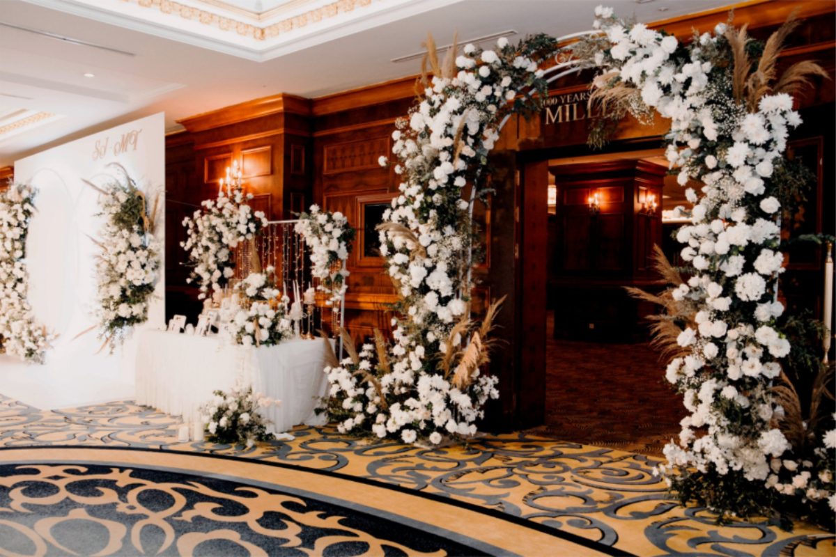 Sảnh tiệc cưới Grand Plaza Hanoi sang trọng với bàn tiệc trải khăn trắng và hoa tươi (Ảnh: Sưu tầm) 