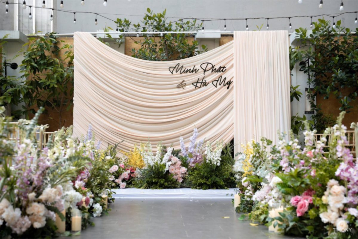 Không gian tiệc cưới hài hòa giữa ánh sáng, hoa tươi và chi tiết decor tinh tế. (Ảnh: Sưu tầm) 